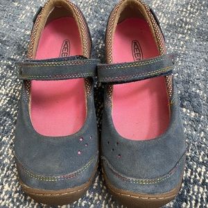 Keen girls size 2, great condition.